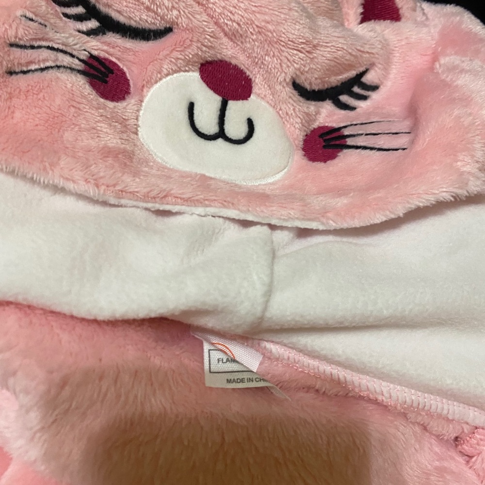 Size 6X Little Girl’s Hooded Fluffy Robe.